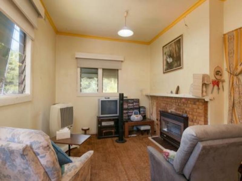8 Caromar Street, Croydon VIC 3136