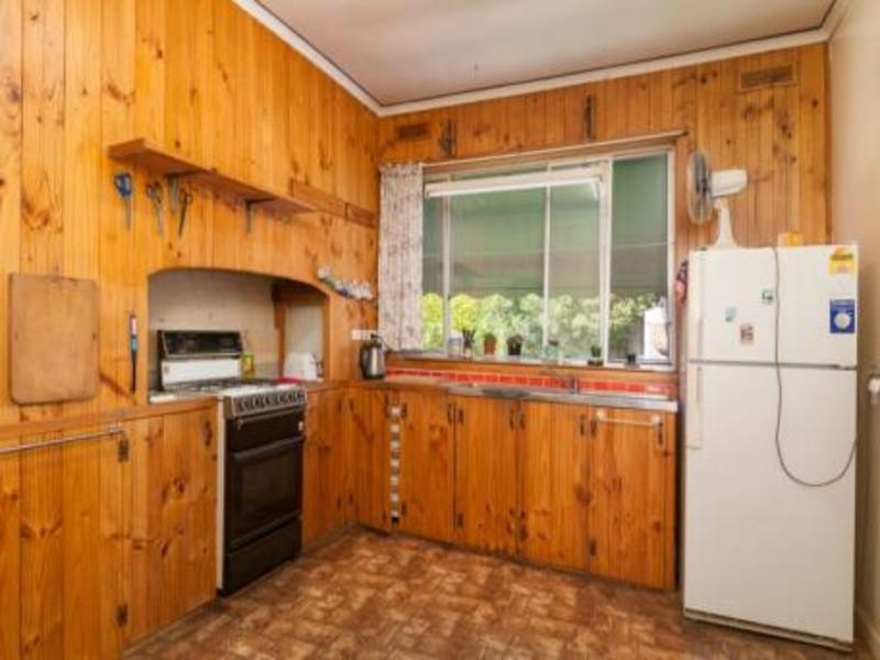 8 Caromar Street, Croydon VIC 3136