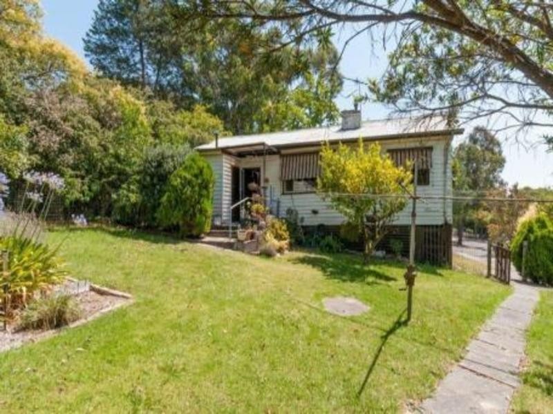 8 Caromar Street, Croydon VIC 3136