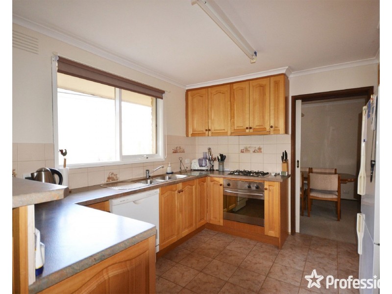 6 Nambour Drive, Mooroolbark VIC 3138