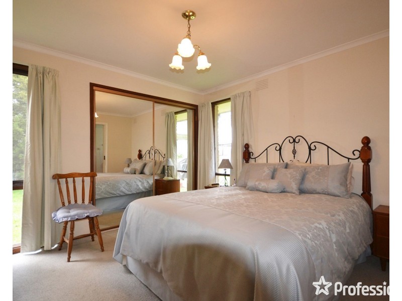 6 Nambour Drive, Mooroolbark VIC 3138