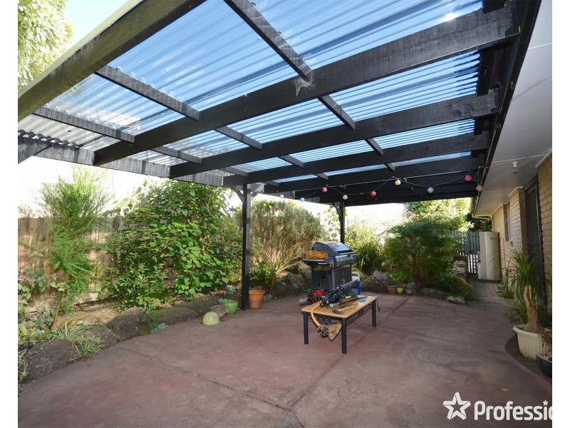6 Nambour Drive, Mooroolbark VIC 3138