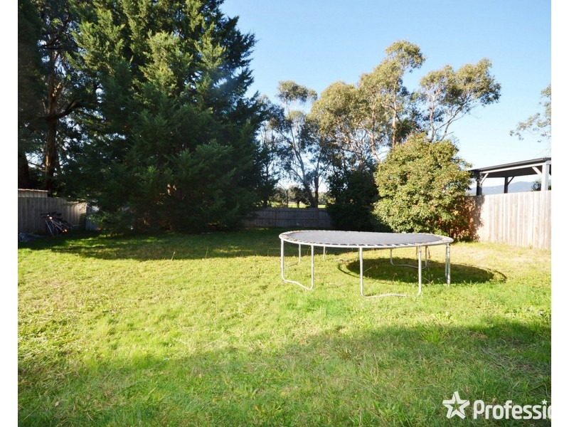 6 Nambour Drive, Mooroolbark VIC 3138