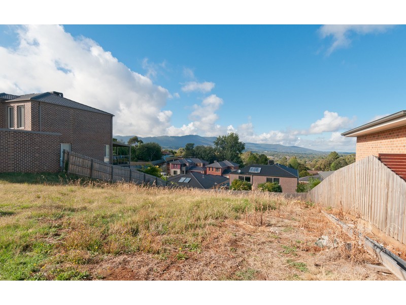 12 Huntly Avenue, Mooroolbark VIC 3138