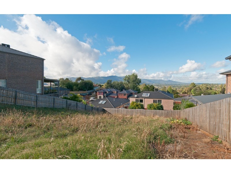 12 Huntly Avenue, Mooroolbark VIC 3138