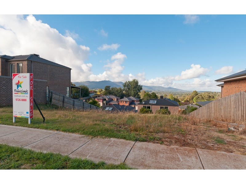 12 Huntly Avenue, Mooroolbark VIC 3138