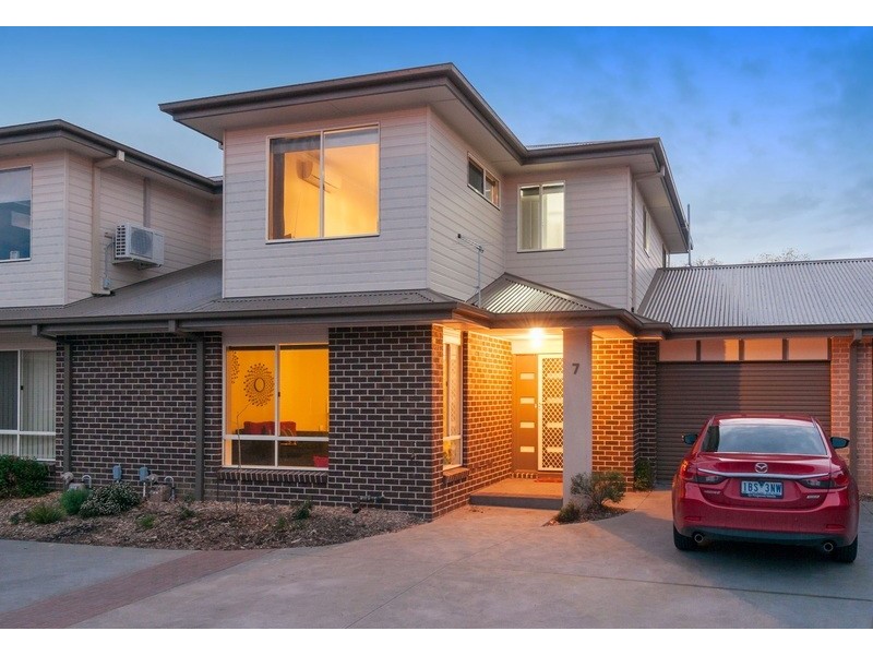 7/15-17 Manchester Road, Mooroolbark VIC 3138