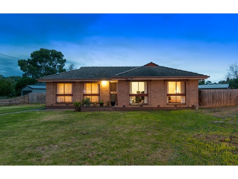 77 Greenslopes Drive, Mooroolbark VIC 3138