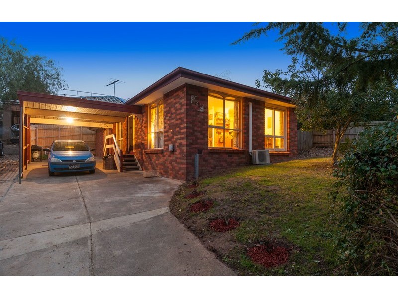 4 Churchill Drive, Mooroolbark VIC 3138