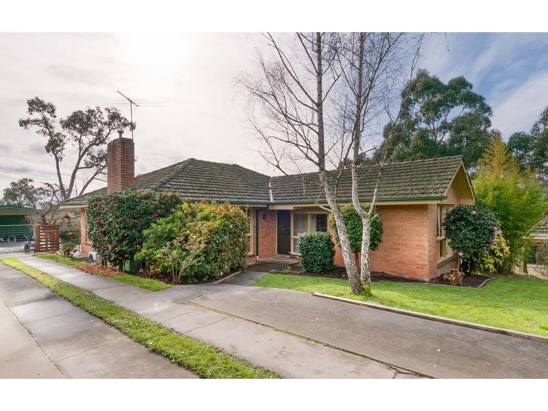 25 Railway Parade, Wandin North VIC 3139