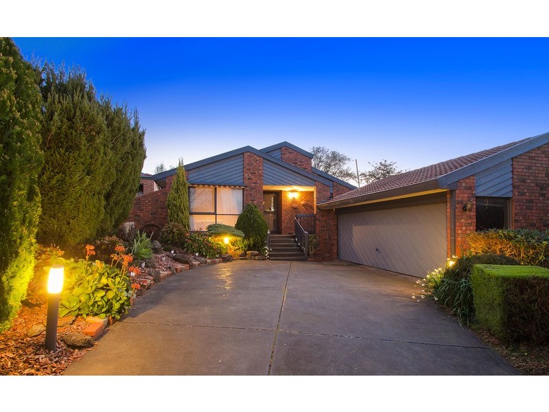 9 Deepdale Grove, Mooroolbark VIC 3138