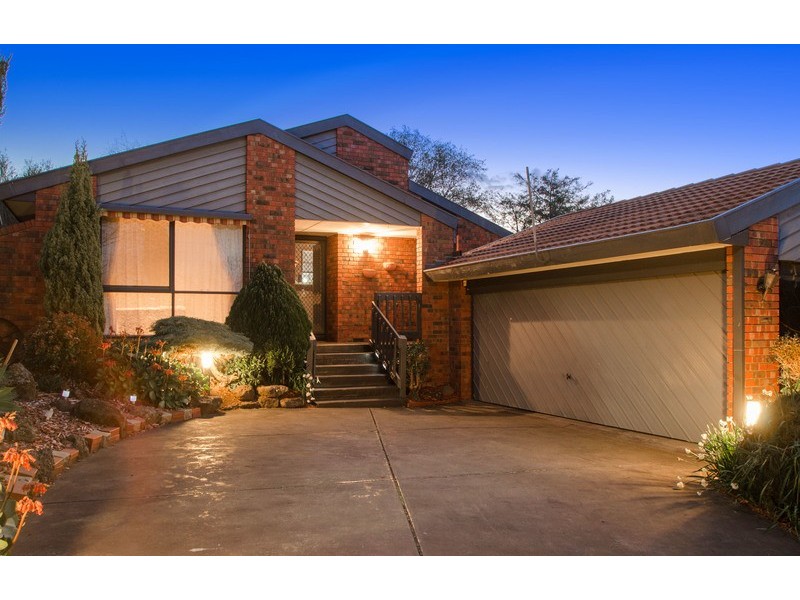 9 Deepdale Grove, Mooroolbark VIC 3138