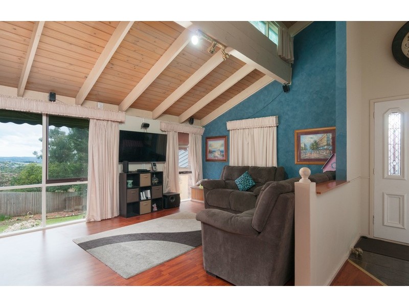 9 Deepdale Grove, Mooroolbark VIC 3138