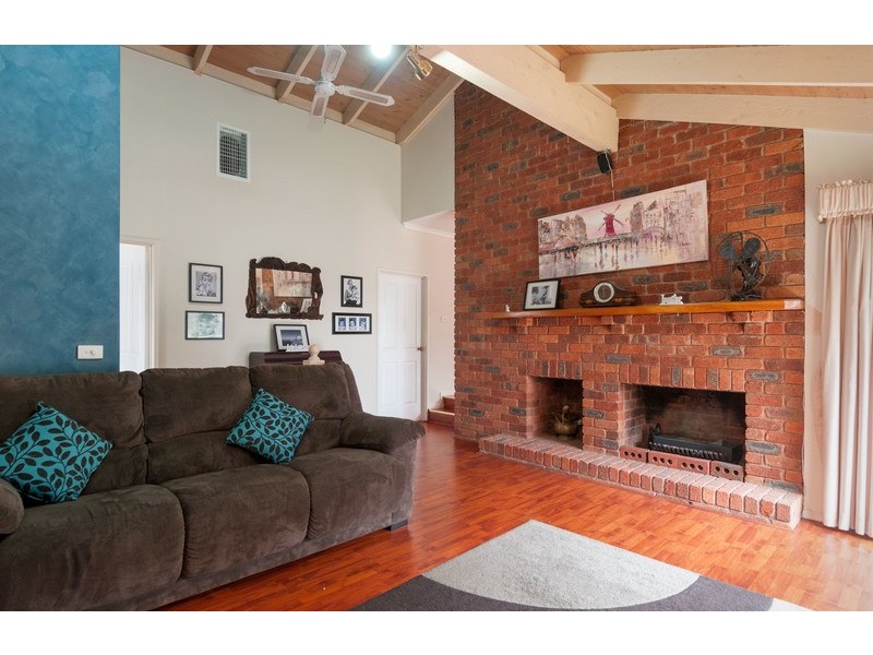9 Deepdale Grove, Mooroolbark VIC 3138