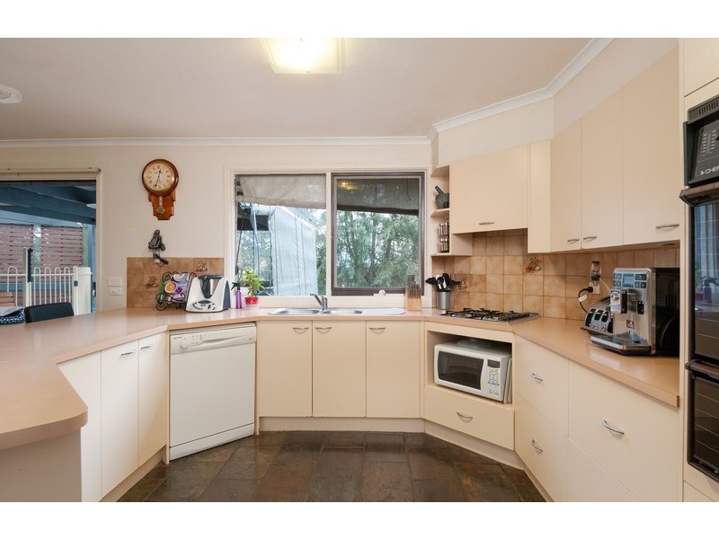 9 Deepdale Grove, Mooroolbark VIC 3138