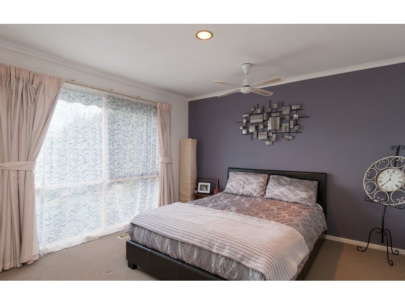 9 Deepdale Grove, Mooroolbark VIC 3138