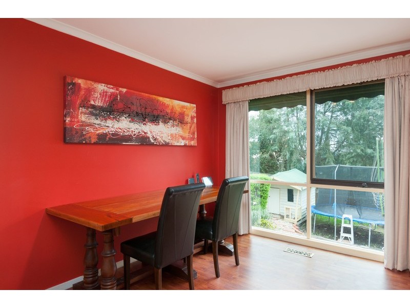 9 Deepdale Grove, Mooroolbark VIC 3138