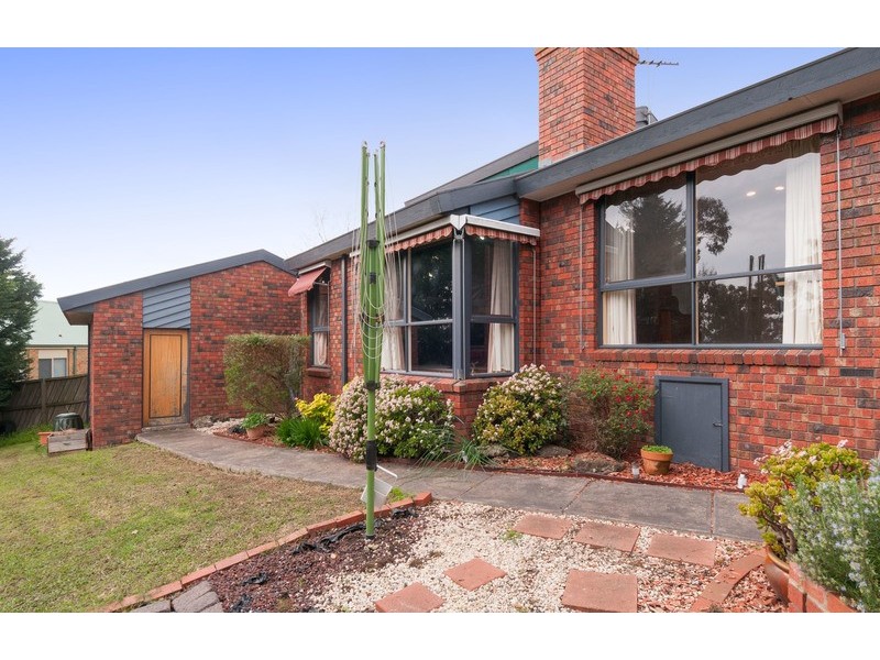 9 Deepdale Grove, Mooroolbark VIC 3138