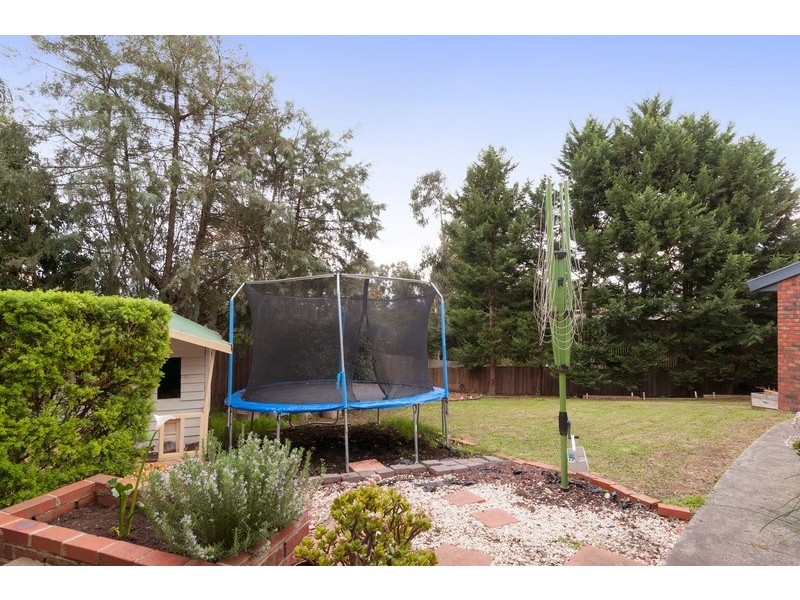 9 Deepdale Grove, Mooroolbark VIC 3138