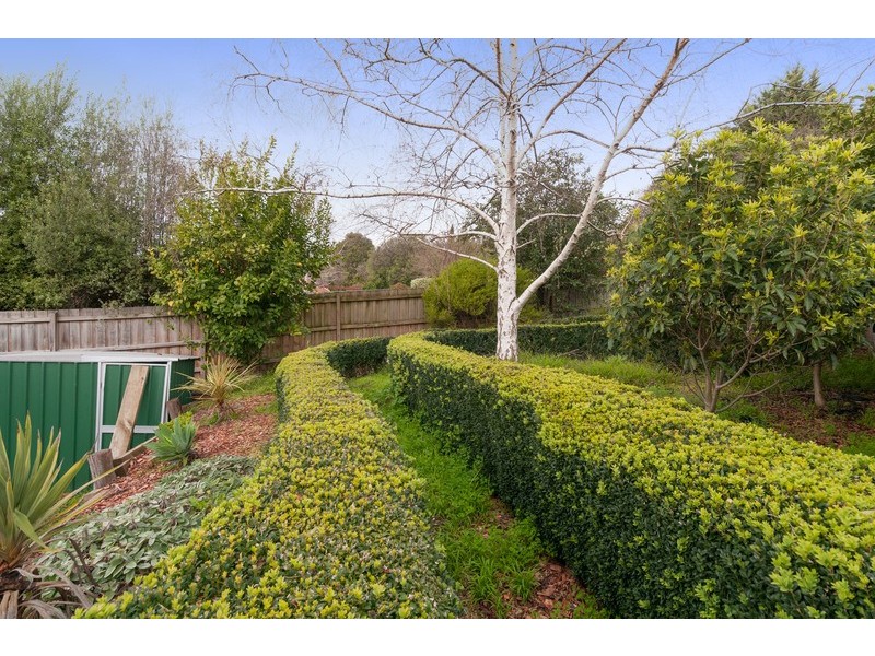 9 Deepdale Grove, Mooroolbark VIC 3138