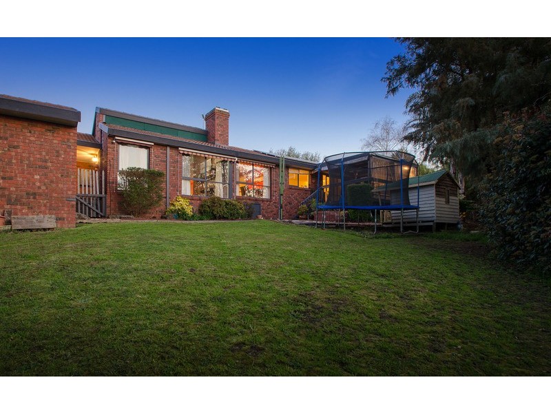 9 Deepdale Grove, Mooroolbark VIC 3138