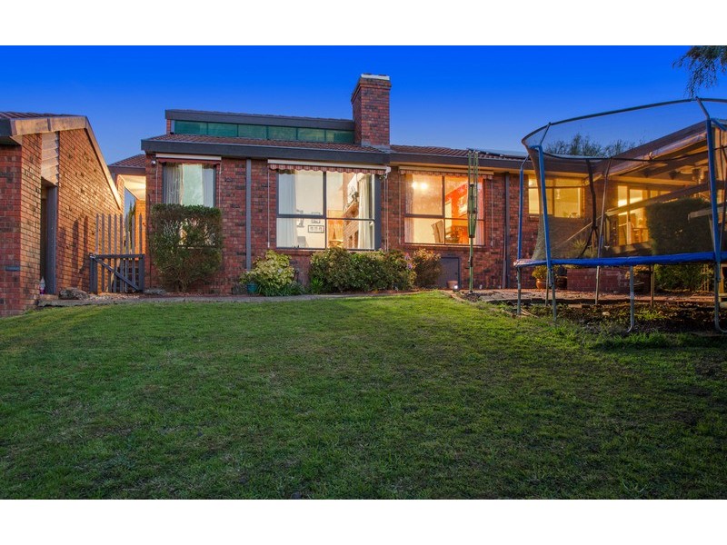 9 Deepdale Grove, Mooroolbark VIC 3138