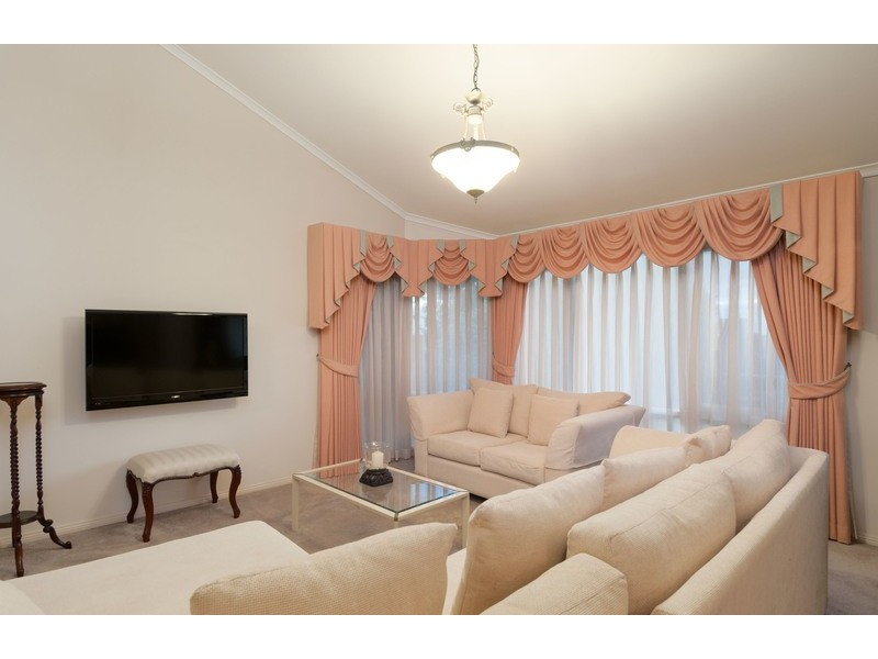 6 Gill Place, Mooroolbark VIC 3138