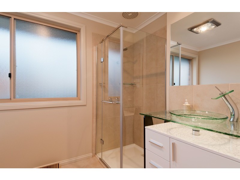 13 Hilledge Lane, Mooroolbark VIC 3138