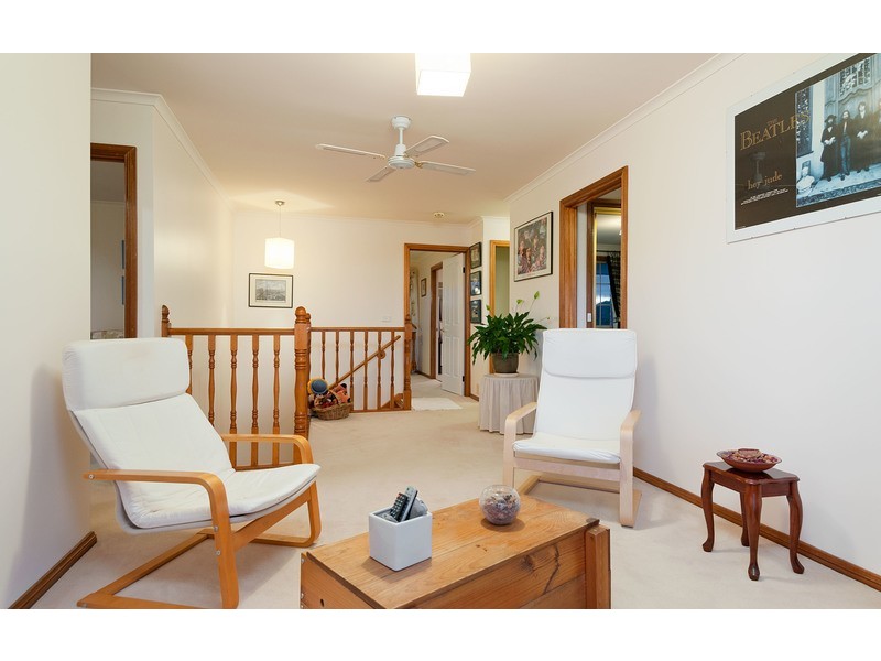 13 Hilledge Lane, Mooroolbark VIC 3138