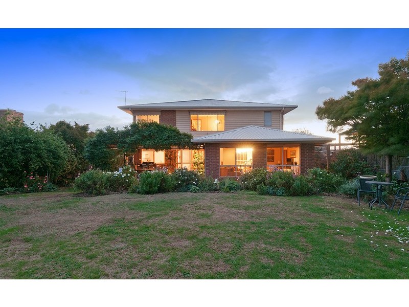 13 Hilledge Lane, Mooroolbark VIC 3138