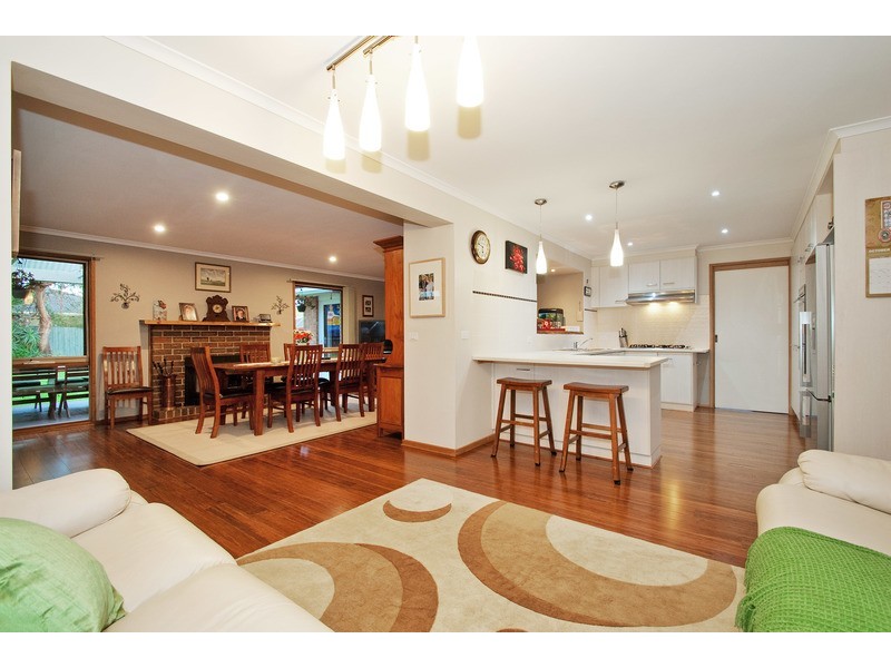 15 Summerhill Park Drive, Mooroolbark VIC 3138