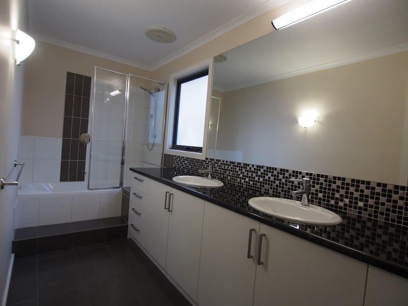 2/15 Ross Road, Croydon VIC 3136