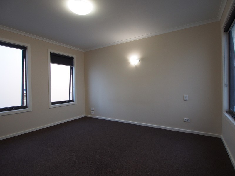 2/15 Ross Road, Croydon VIC 3136