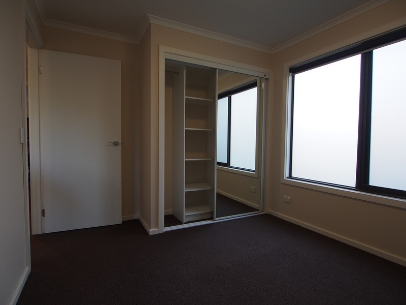 2/15 Ross Road, Croydon VIC 3136