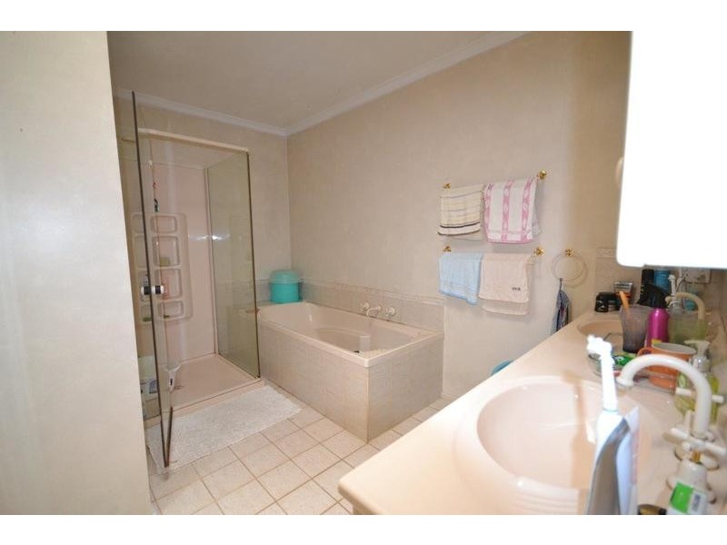 116 Esther Crescent, Mooroolbark VIC 3138