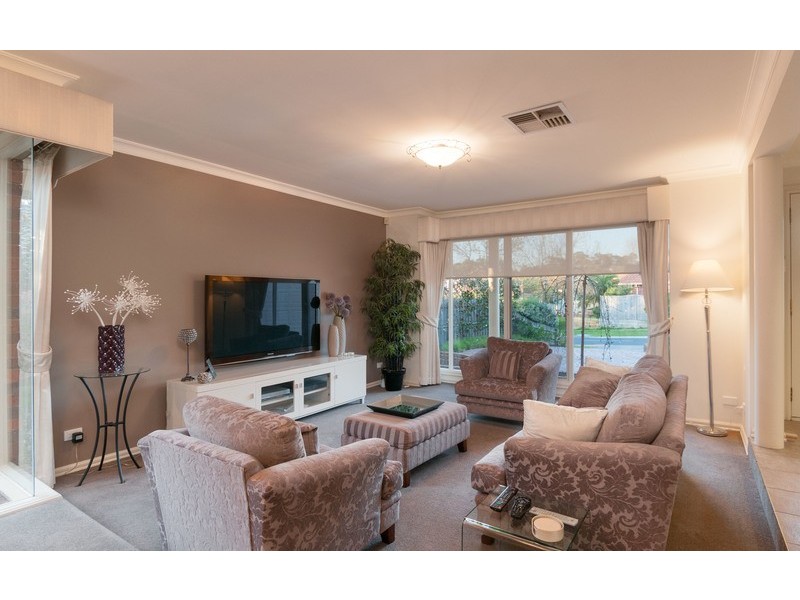 32 Blue Ridge Drive, Mooroolbark VIC 3138