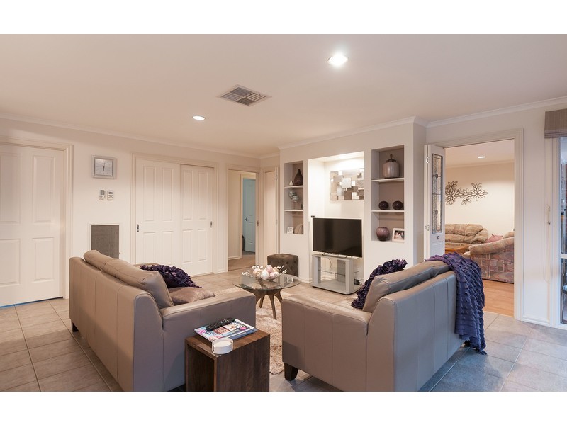 32 Blue Ridge Drive, Mooroolbark VIC 3138