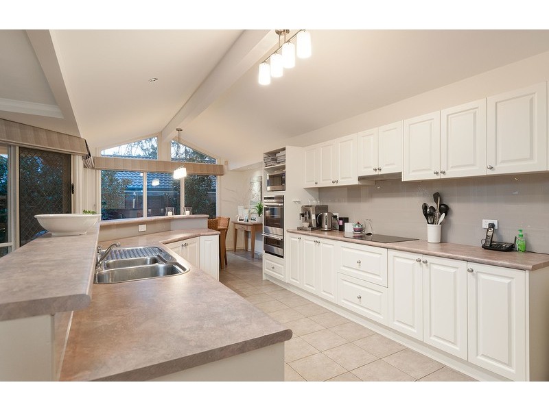 32 Blue Ridge Drive, Mooroolbark VIC 3138