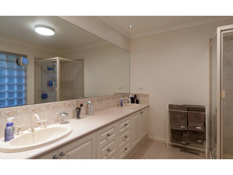 32 Blue Ridge Drive, Mooroolbark VIC 3138