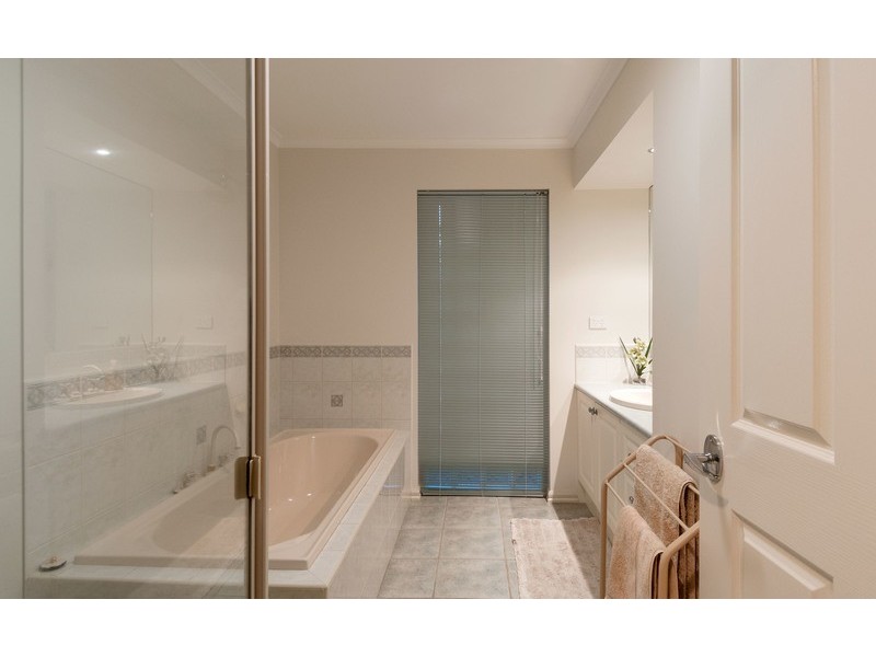 32 Blue Ridge Drive, Mooroolbark VIC 3138