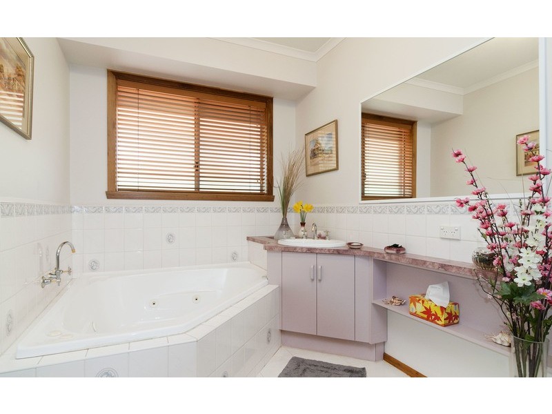 6 Chapman Court, Mooroolbark VIC 3138