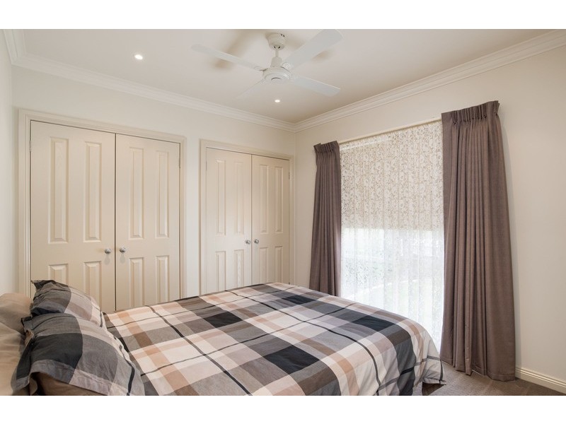 15 Lena Grove, Kilsyth VIC 3137