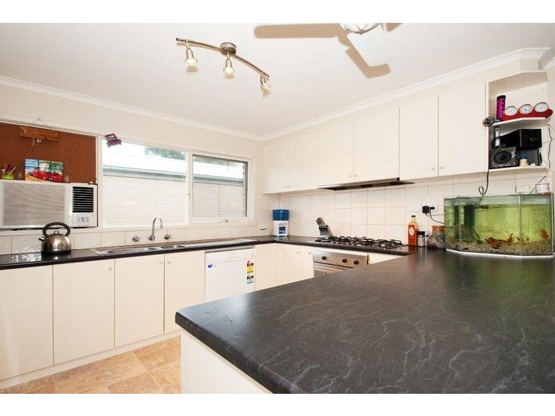 13 Zina Grove, Mooroolbark VIC 3138