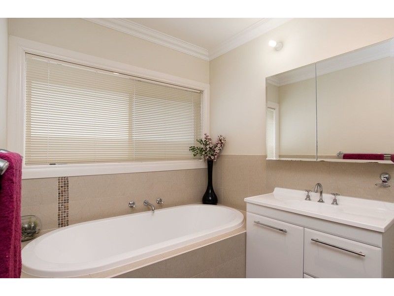 18 Rowan Street, Croydon VIC 3136