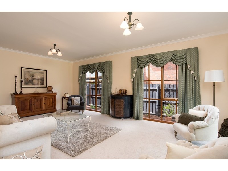 15 Blue Ridge Drive, Mooroolbark VIC 3138