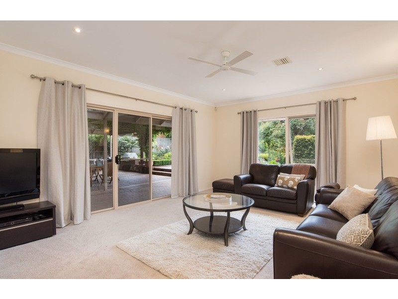 15 Blue Ridge Drive, Mooroolbark VIC 3138