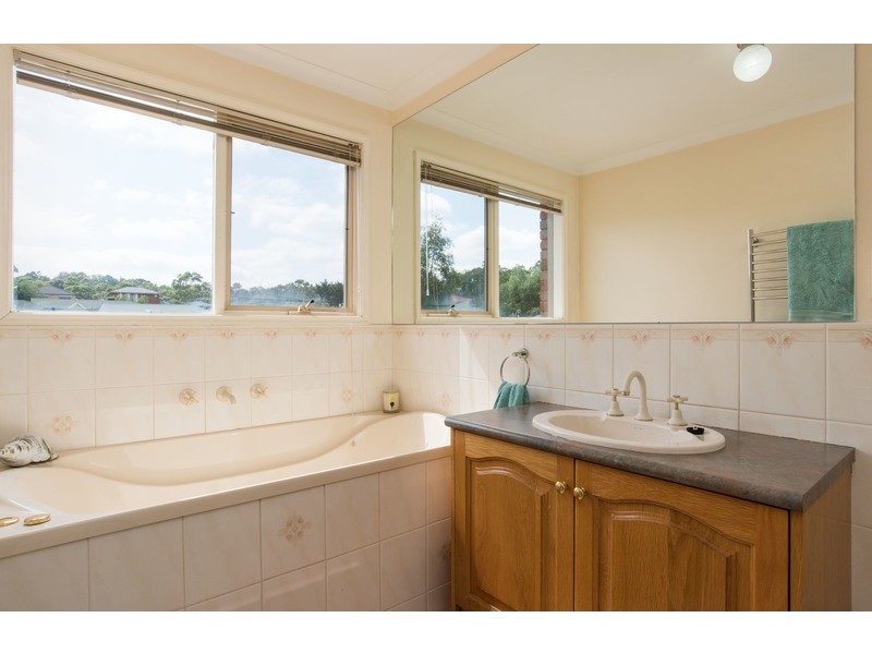 15 Blue Ridge Drive, Mooroolbark VIC 3138