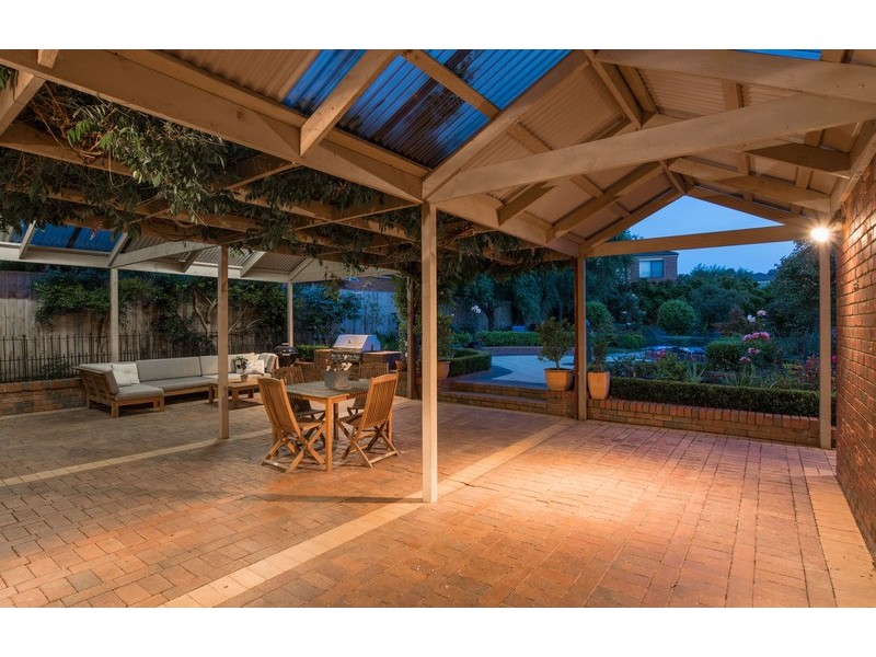 15 Blue Ridge Drive, Mooroolbark VIC 3138