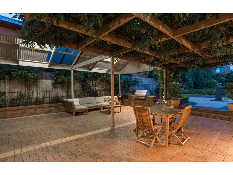 15 Blue Ridge Drive, Mooroolbark VIC 3138
