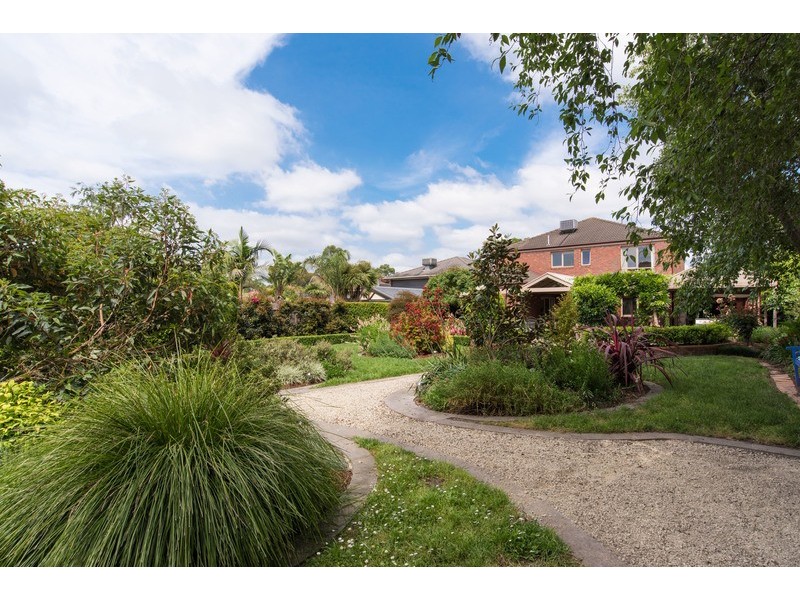 15 Blue Ridge Drive, Mooroolbark VIC 3138
